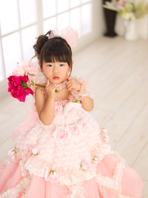 三歳七五三　ピンクレースバラ付きドレス　造花持ち　かわいい