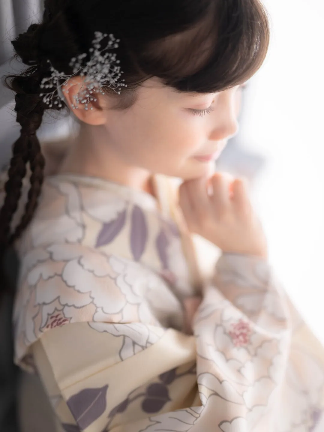 かすみ草の髪飾りをつけた着物姿の女の子の横顔