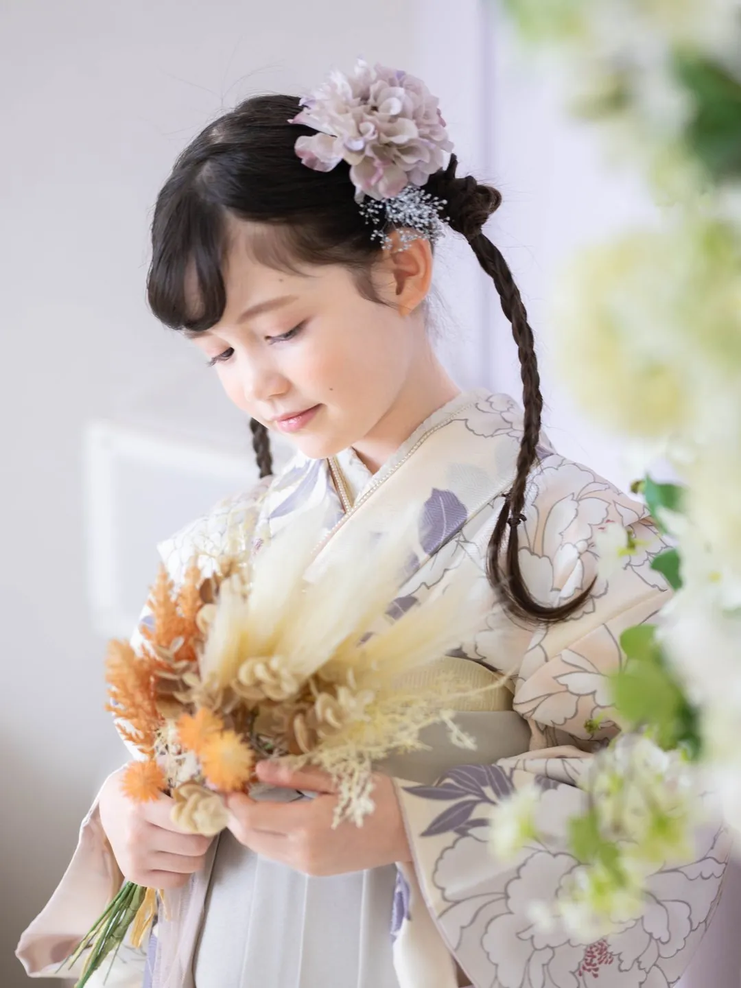 ドライフラワーの花束を持つ着物姿の女の子