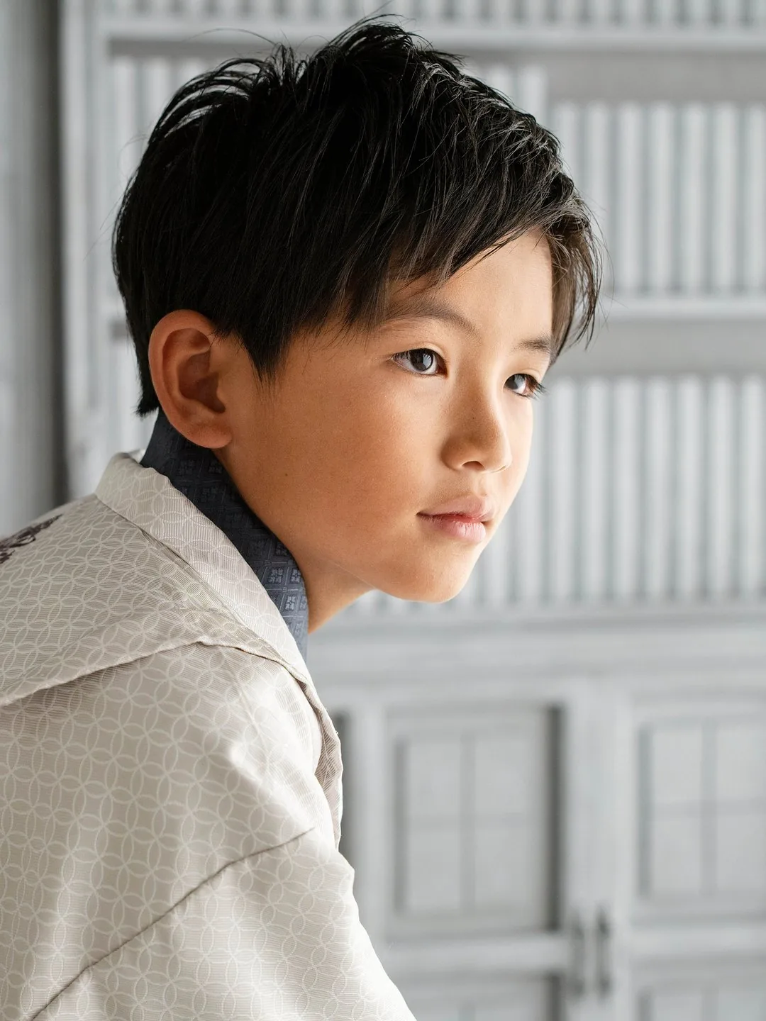 ハーフ成人式の袴姿で佇む10歳の男の子