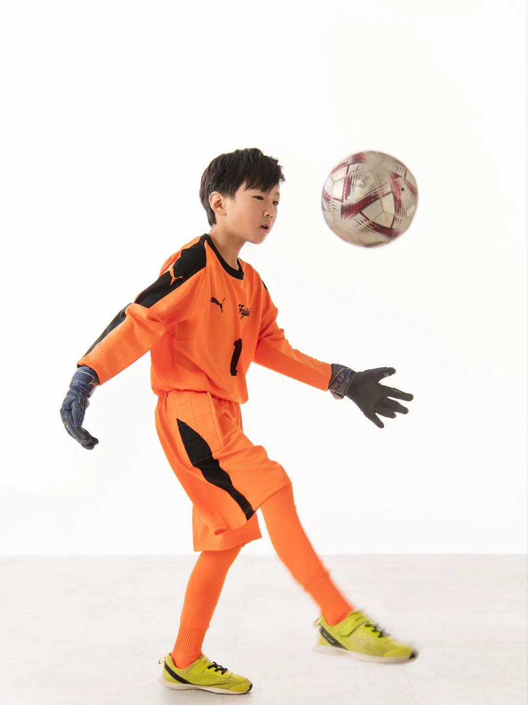 サッカーボールをヘディングする男の子