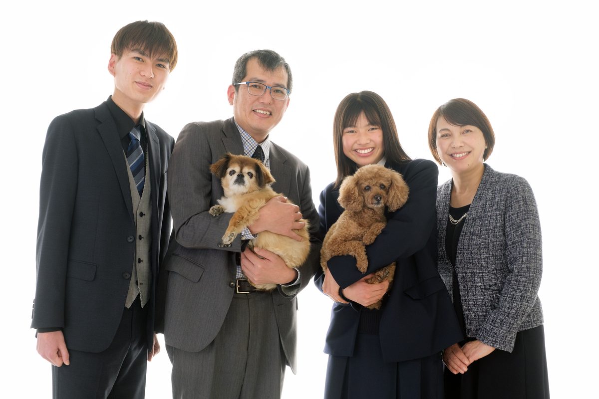 ご家族とペット2匹の記念写真