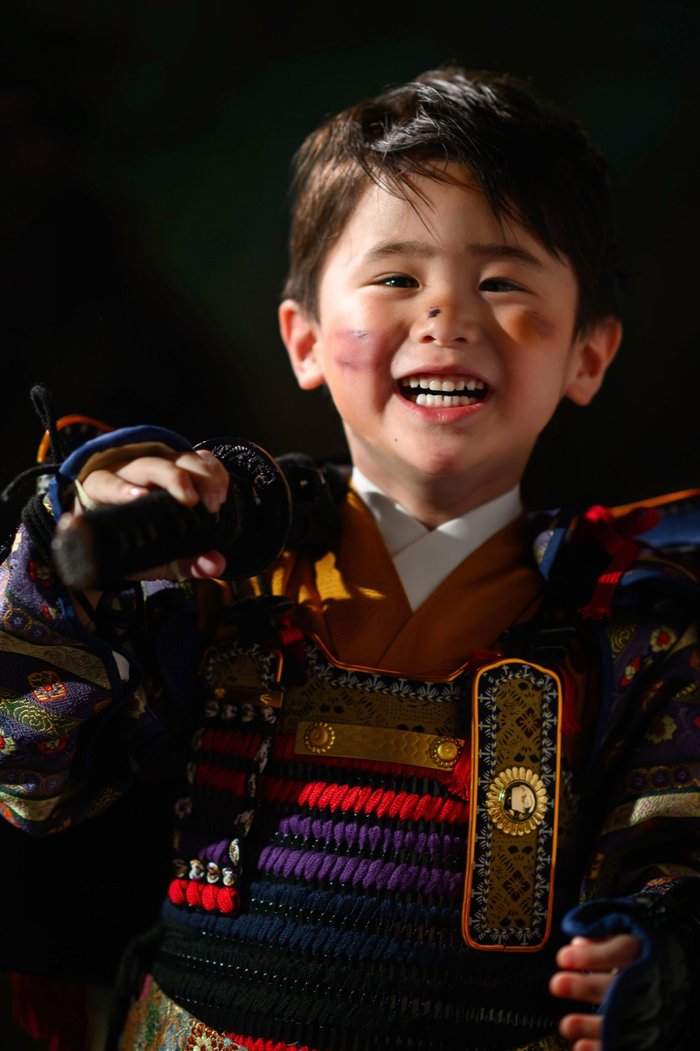 鎧兜で笑う男の子