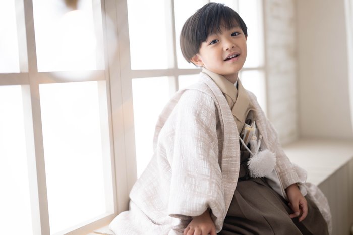 5歳七五三 窓辺の自然な笑顔