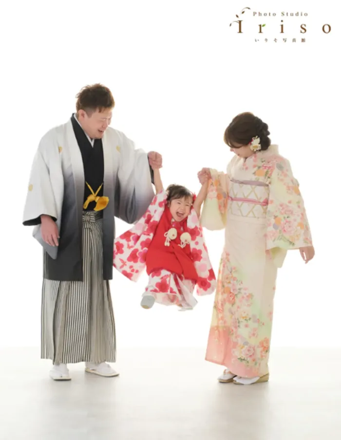 ご家族で子どもを持ち上げる七五三の記念写真