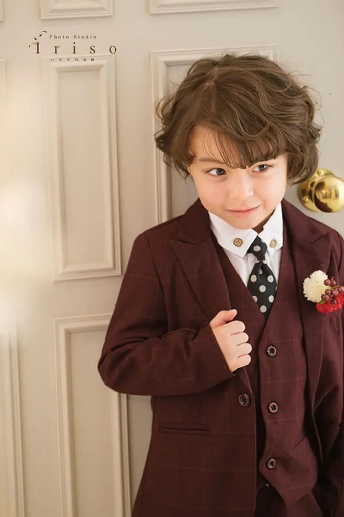 スーツ姿の男の子の七五三記念写真