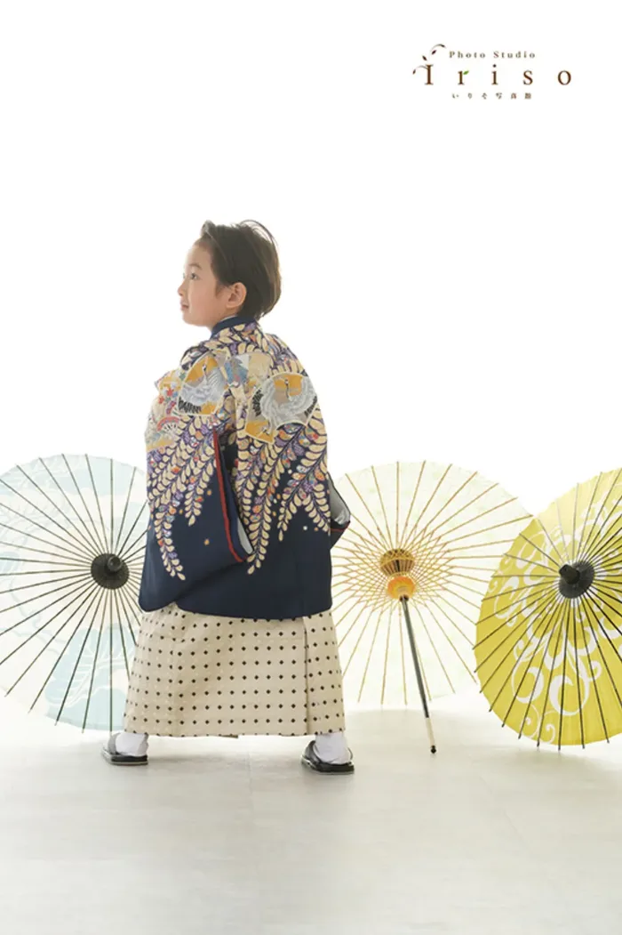 和傘と袴姿の男の子（後ろ姿）の七五三写真