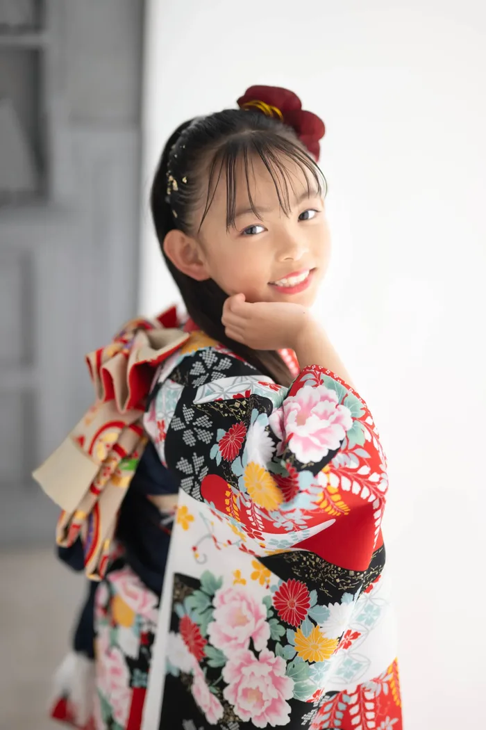 赤い着物の七歳の女の子