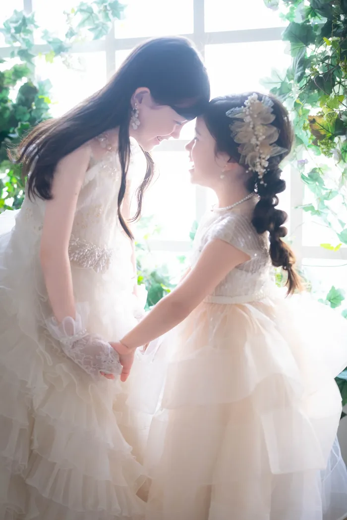 姉妹でドレスの記念写真