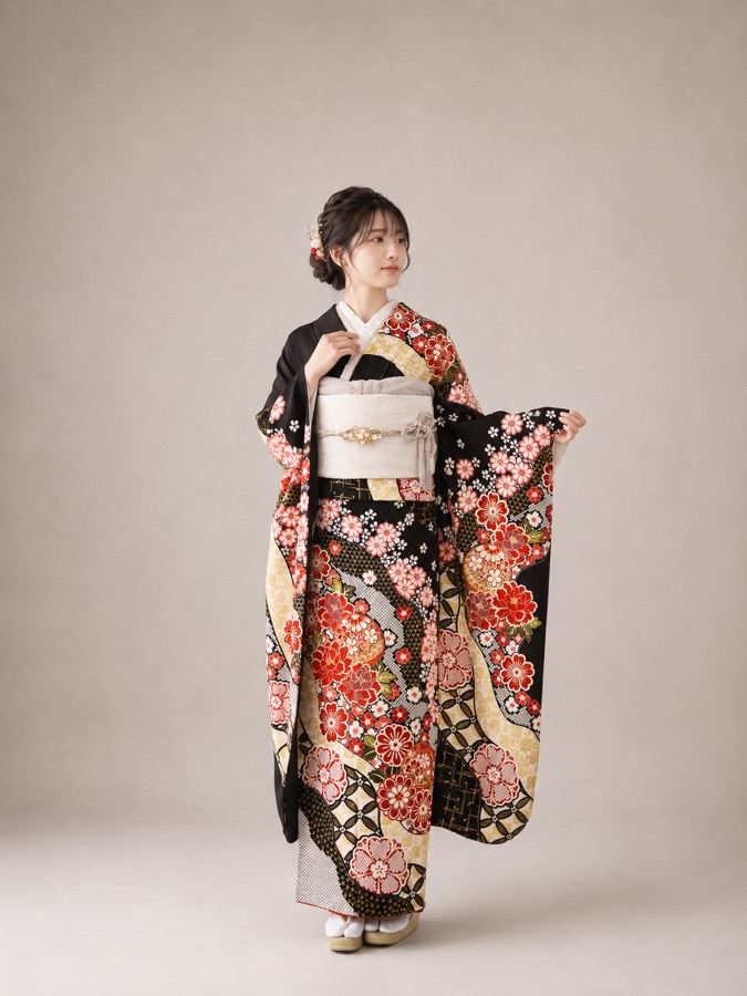 黒の振袖(赤と金の花柄)