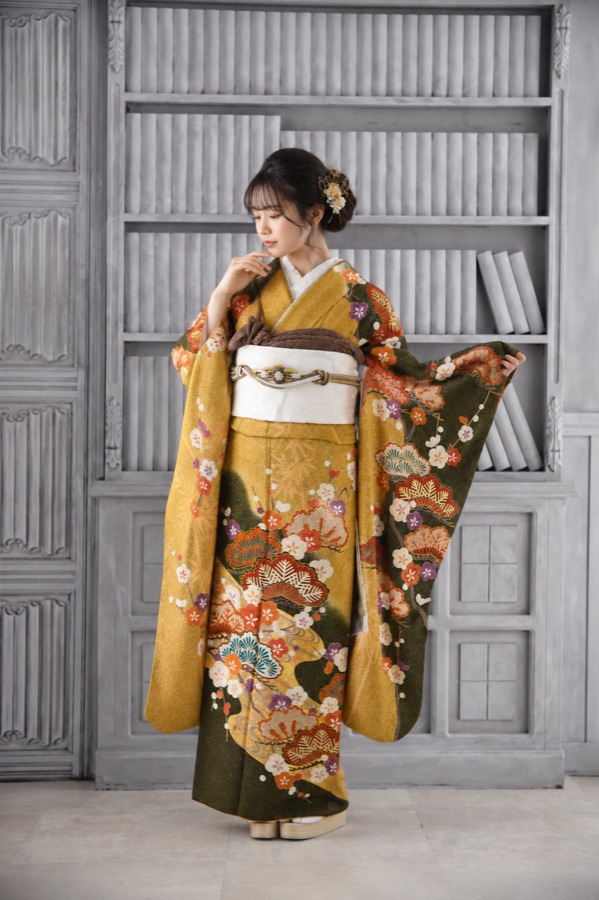 黄土色の振袖(松竹梅)