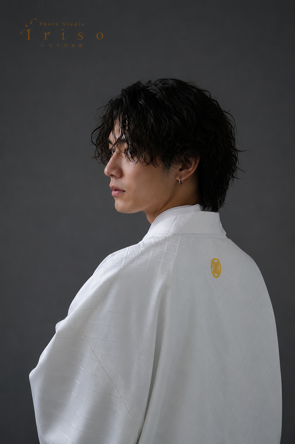 羽織袴の男性と家族