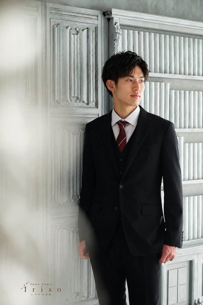 スーツ姿の男性成人式