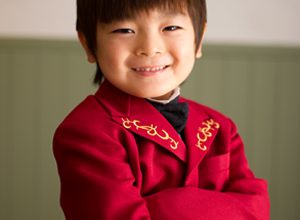三歳　五歳　七五三　洋装　タキシード　赤　黒　蝶ネクタイ　かっこいい