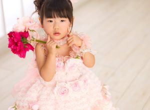 三歳七五三　ピンクレースバラ付きドレス　造花持ち　かわいい