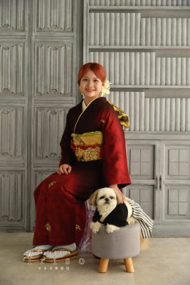 かっこいい着物モダン柄犬の洋服着物袴背景グレーペットと一緒に撮影できるおしゃれスタジオ