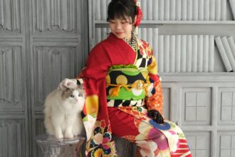 赤い振袖の成人式前撮り　白い長毛の猫と一緒に撮影