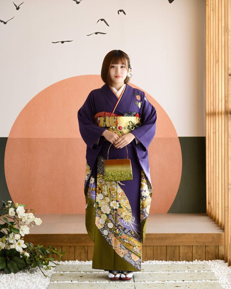 着物姿で微笑む女性の写真。紫の振袖は、お客様の落ち着いた雰囲気にぴったり。