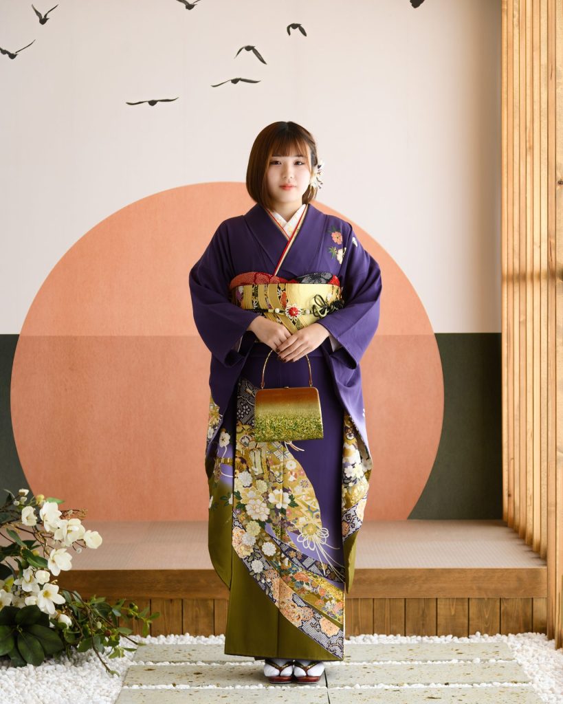 着物姿で微笑む女性の写真。紫の振袖は、お客様の落ち着いた雰囲気にぴったり。