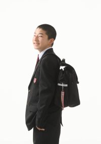 真新しい制服に身を包み、ちょっぴり緊張気味の様子。初々しい表情が印象的でした。
