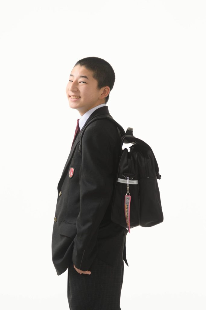 真新しい制服に身を包み、ちょっぴり緊張気味の様子。初々しい表情が印象的でした。