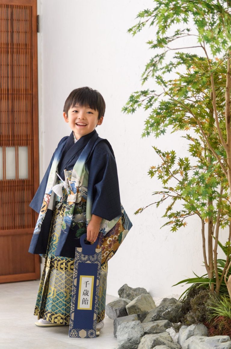 凛々しい袴姿で千歳飴を持つ男の子