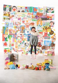 幼稚園で作った数々の作品を前に笑顔の大ジャンプ！飾るところから楽しいイベント