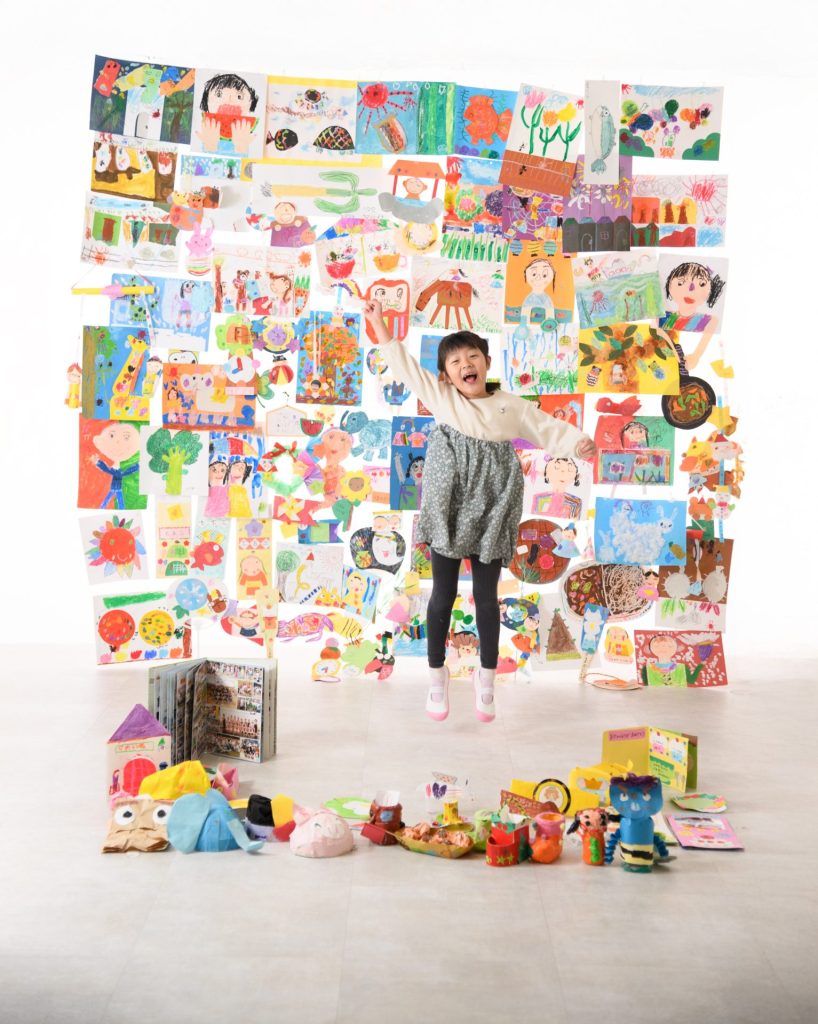 幼稚園で作った数々の作品を前に笑顔の大ジャンプ！飾るところから楽しいイベント