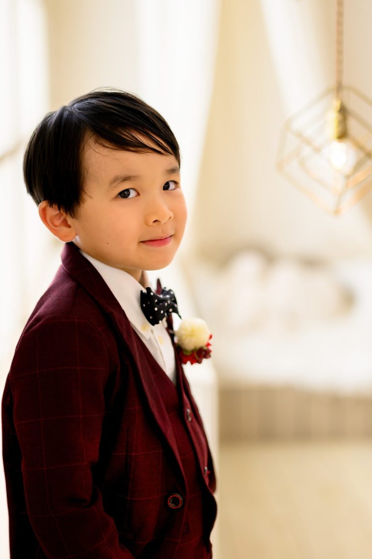 タキシード姿の男の子　少し緊張気味かな