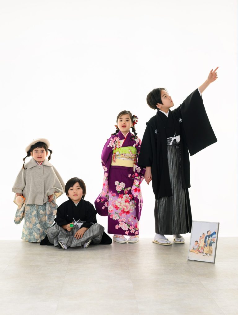 仲良しのきょうだいが４年前の写真を再現　３人が４人になりました