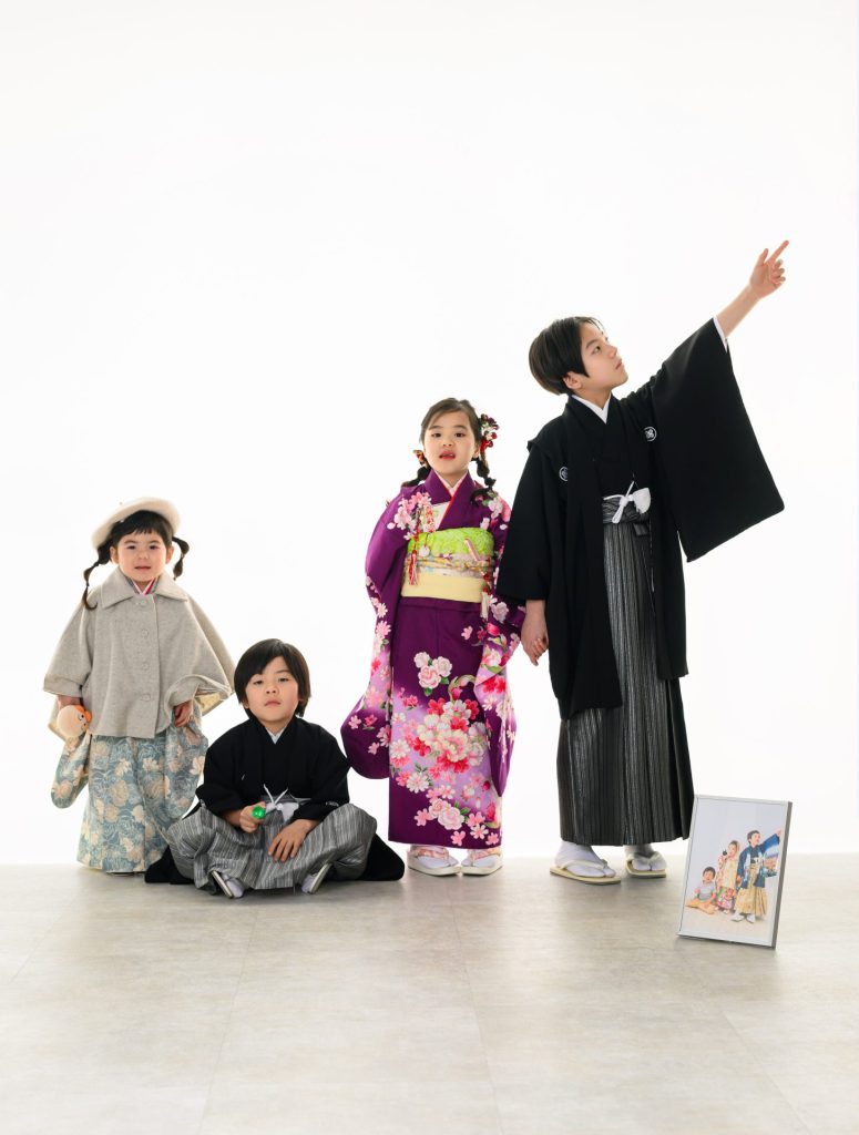 仲良しのきょうだいが４年前の写真を再現　３人が４人になりました