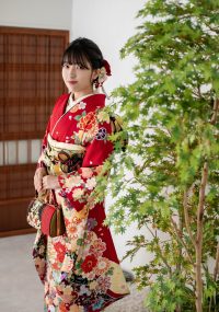 赤い振袖が良く似合うお嬢様。