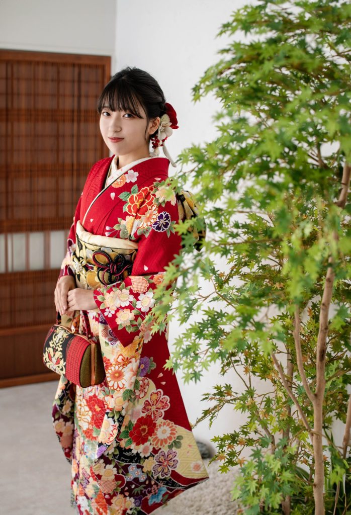 赤い振袖が良く似合うお嬢様。