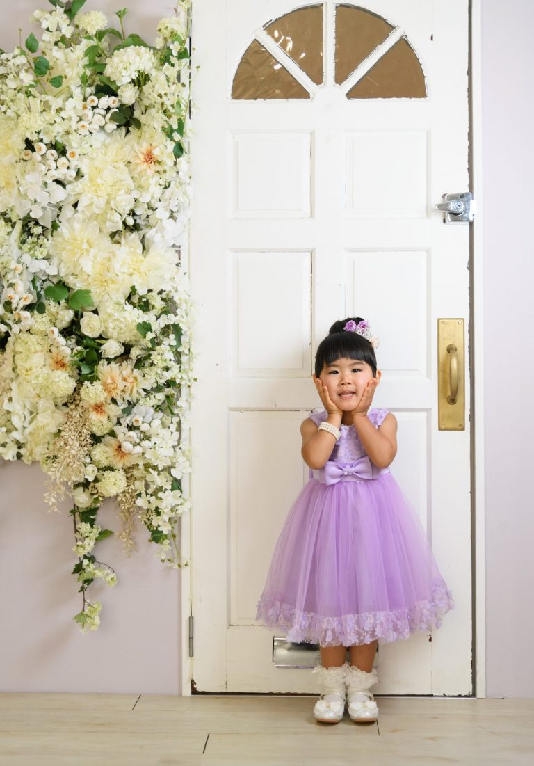 3歳の女の子。紫色のドレスを着て、可愛いポーズを決めてくれました。