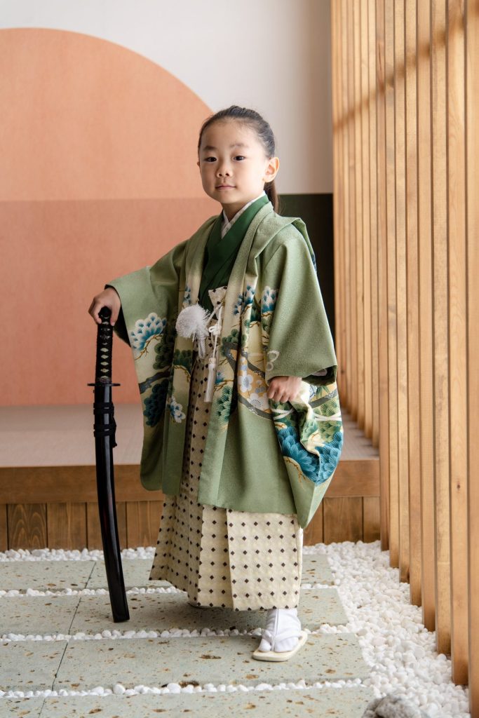サムライヘアーの男の子。刀を持ってポーズ。