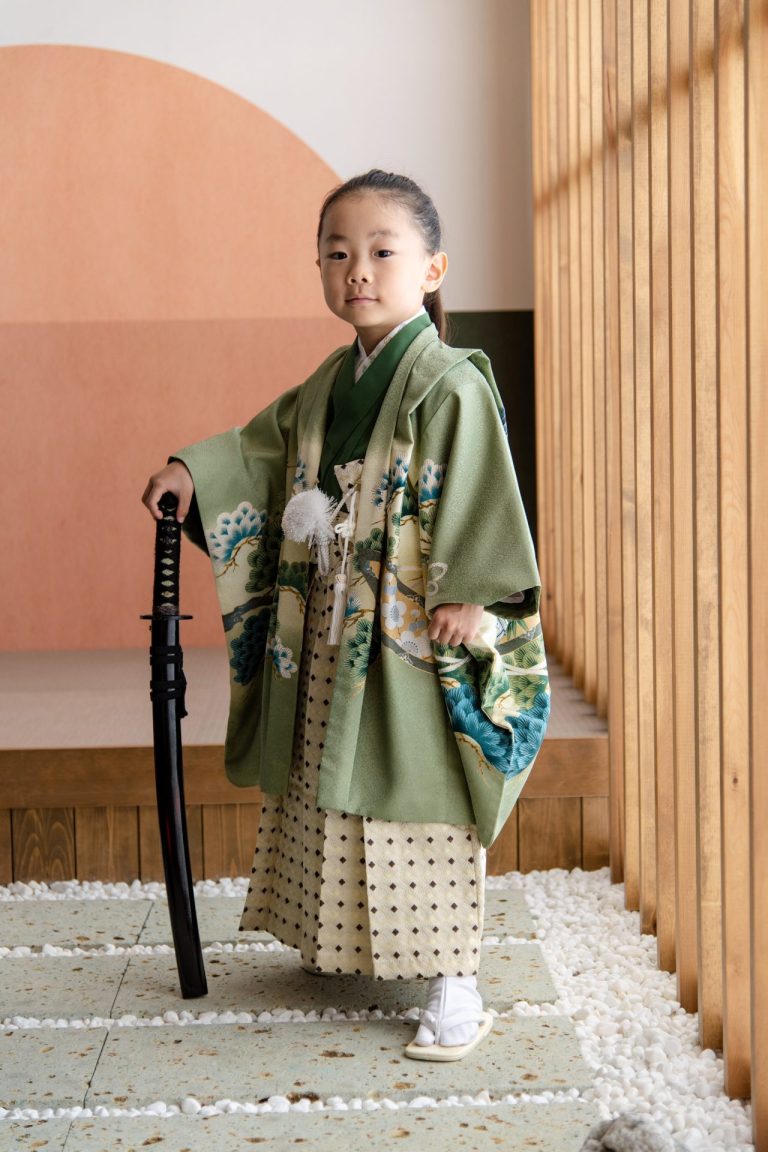サムライヘアーの男の子。刀を持ってポーズ。