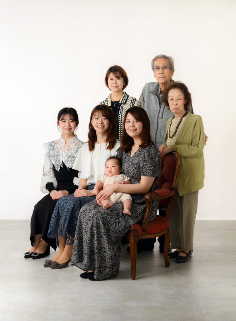 赤ちゃんの誕生記念に４世代の親族が集まって記念撮影