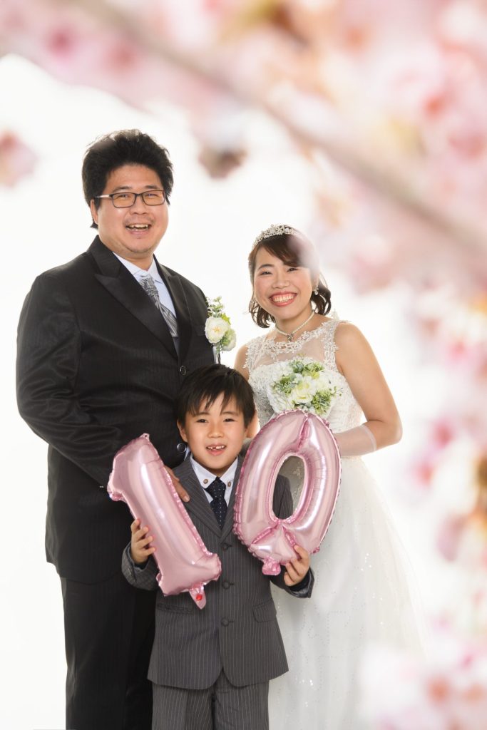 １０年前に結婚した春をイメージして、、あれから家族もふえました。お子様も一緒のショット