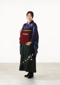 卒業証書を手に微笑む女性　落ち着いた色合いの袴姿が素敵です