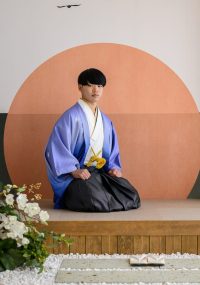 袴姿でキリっと正座の男性