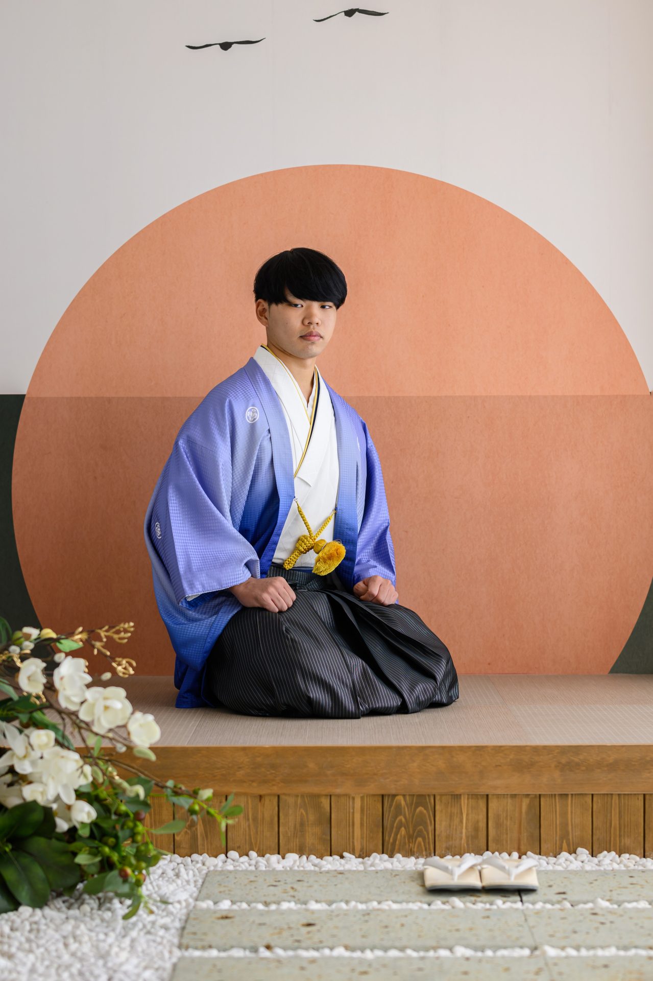 袴姿でキリっと正座の男性