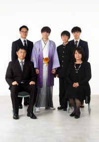 成人を迎えられた三男さんを囲んでの家族写真