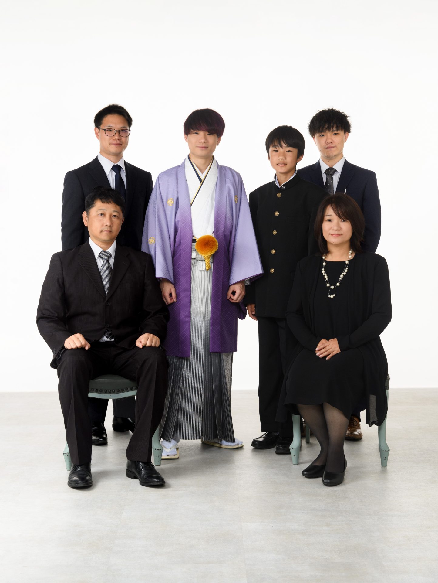 成人を迎えられた三男さんを囲んでの家族写真