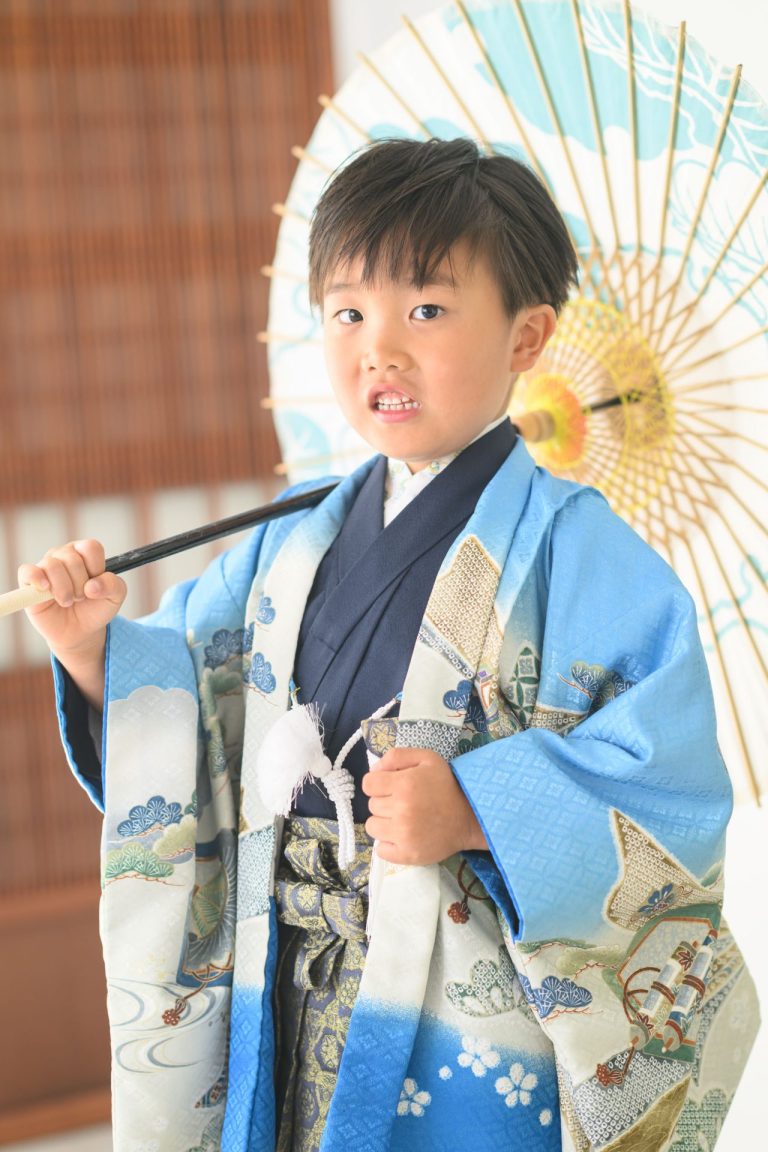 和傘をもってポーズ　