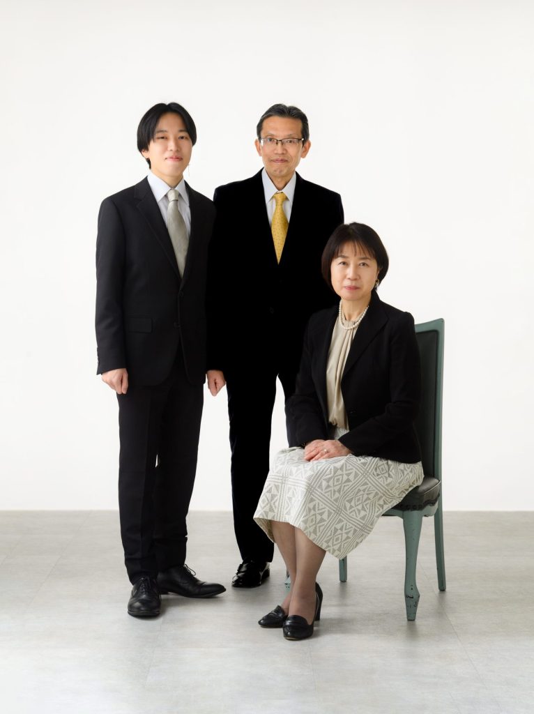 息子さん成人記念の家族写真