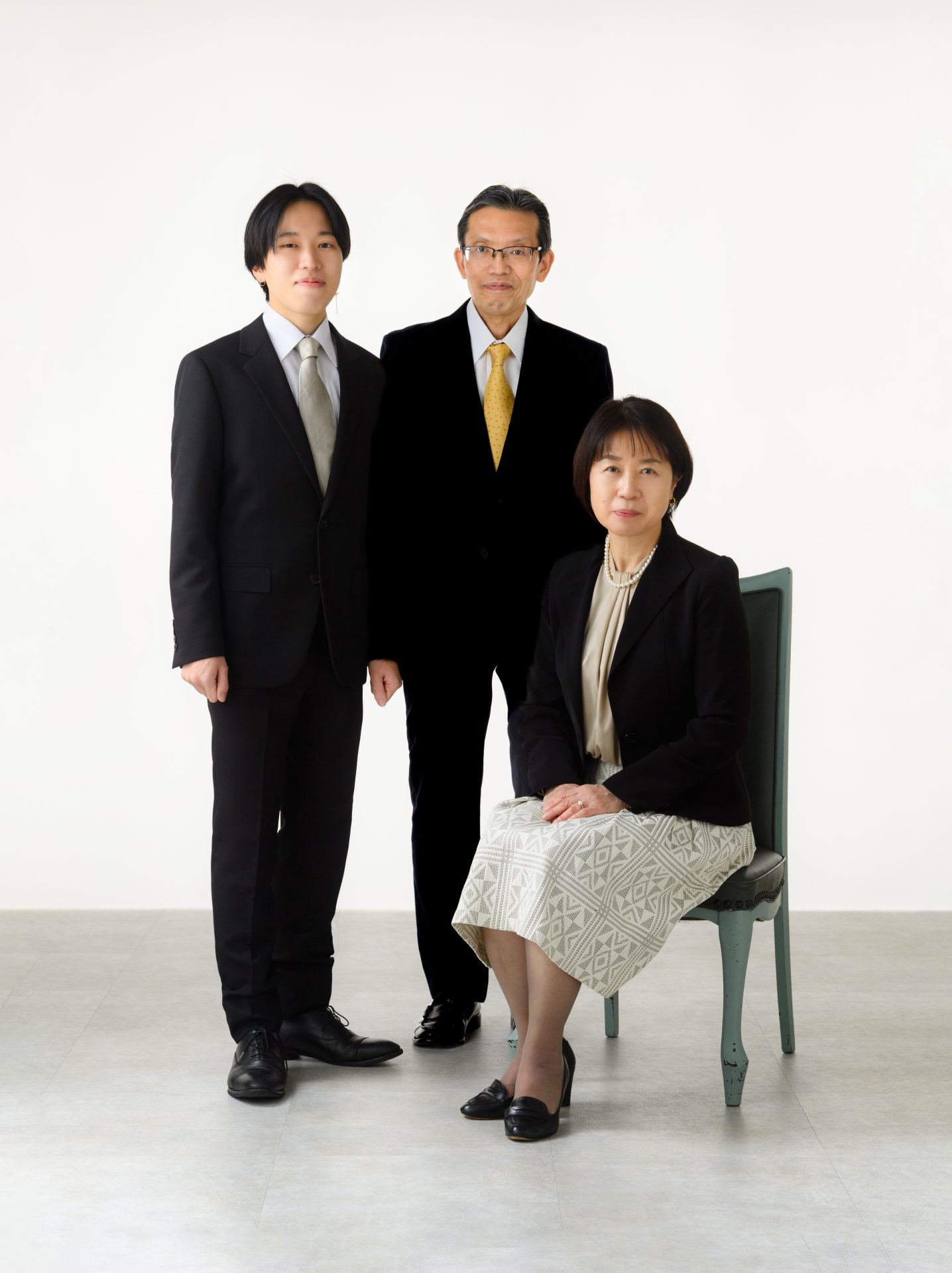 息子さん成人記念の家族写真