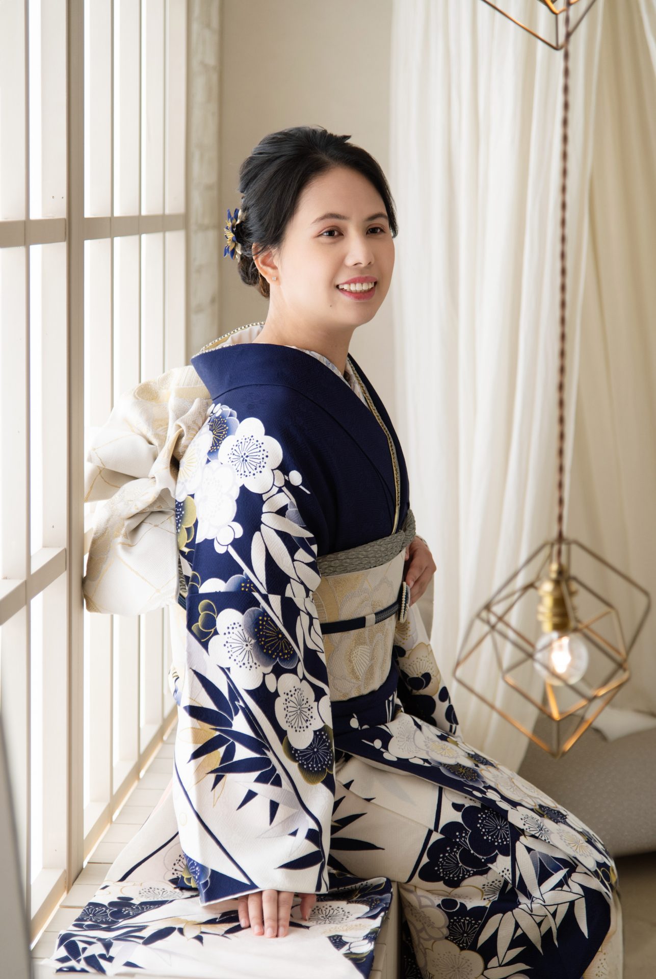 鮮やかなブルーの振袖が良く似合うお嬢様