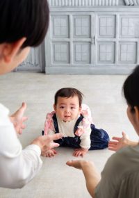 1歳のお祝いの一升餅を背負って。。。泣いちゃったけど頑張りました
