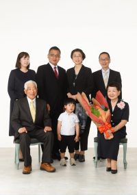 金婚式を迎えたご夫婦　お子様やお孫さんに囲まれて、、、