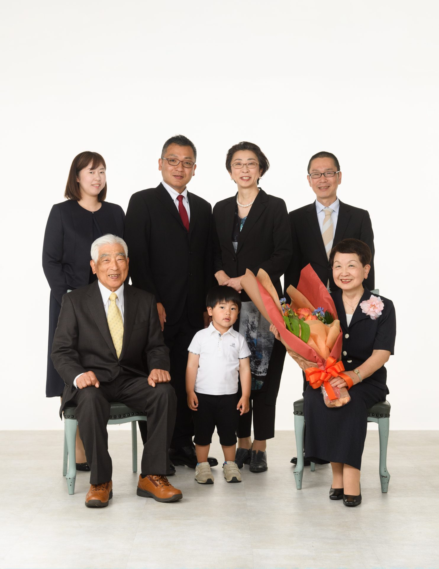 金婚式を迎えたご夫婦　お子様やお孫さんに囲まれて、、、